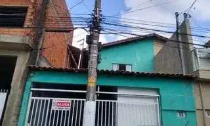 Casa Independente para Venda com 2 Dormitórios, 2 Vagas de Garagem e Área de Ser