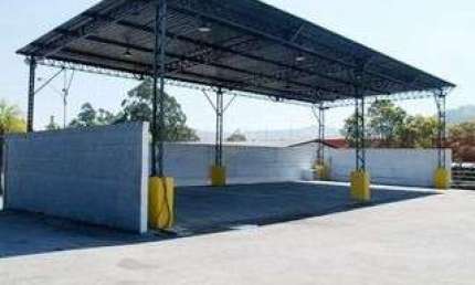 Pátio pavimentado de 17.771 m² com escritório corporativo classe A, ideal para a