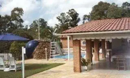 Casa Mobiliada em Tereno de 1500m² com 4 Dorm, Piscina, Churrasqueira no Condomí