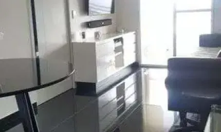 Lindo Apartamento com 2 Quartos, 1 Suíte, Sacada Envidraçada com Cortina Rolo An