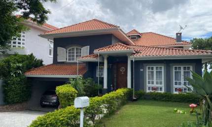 Alphaville 09 - Casa com 345 m², 3 Suítes, 4 Vagas e Lazer com Piscina e Churras