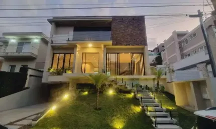 Alphasítio - Casa com 400m², 4 Dorm (4 Suítes), 6 Vagas e Piscina em Santana de