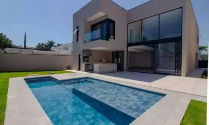 Residencial 2 - Casa com 430m², 4 Suítes, 3 Vagas, Piscina e Churrasqueira em Ba