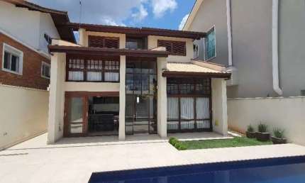 Residencial  3 - Casa com 300m², 3 Suítes, 3 Vagas, Planejados e Piscina em Sant