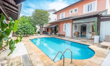 Alphaville 4 - Casa com 480m², 4 Dorm (2 Suítes), 2 Vagas e Charmosa Área Gourme