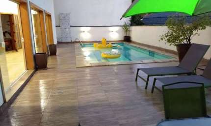 Alphaville 6 - Casa com 450m², 4 Suítes, 4 Vagas, Lareira e Piscina em Santana d