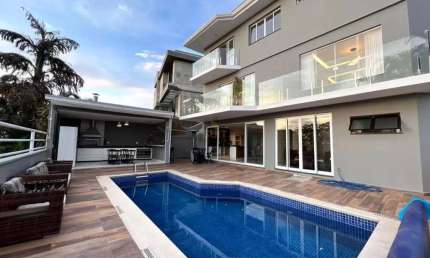 Alphaville 9 - Casa com 428m², 4 Dorm (3 Suítes), Hidro e Área Gourmet em Santan