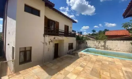 Alphaville 9 - Casa com 281 m², 5 Dorm (2 Suítes), 4 Vagas e Piscina em Santana