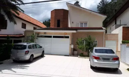 Alphaville 9 - casa com 302m², 4 suítes, 4 vagas, piscina e ótima localização em