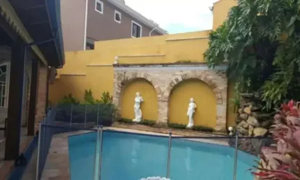 Alphaville 10 - Casa com 400m², 4 Suítes, 3 Vagas e Varanda Gourmet em Santana d