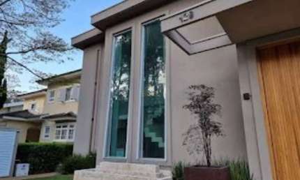 Alphaville 10 - Casa com 760m², 5 Dorm (4 Suítes), 8 Vagas e Varanda Gourmet em