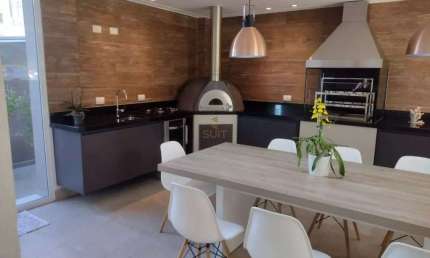 Alphaville 10 - Casa com 460m², 3 Suítes, 2 Vagas e Área com Churrasqueira em Sa
