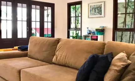 Alphaville 11 - casa com 305m², 5 suítes, 6 vagas, piscina e churrasqueira em sa