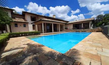 Alphaville 11 - Casa com 990m², 6 Suítes, 8 Vagas, Sauna e Piscina em  Santana d
