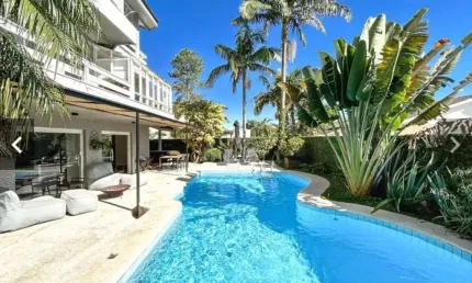 Alphaville 12 - Casa com 450m², 3 Suítes, 4Vagas, Lareira e Piscina em Santana d