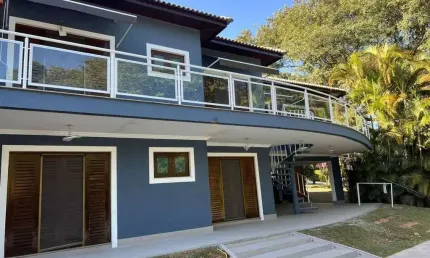 Alphaville 12 - Casa com 540m², 4 Suítes, 6 Vagas, Churrasqueira e Piscina em  S