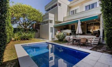 Burle Marx - Casa com 421m², 4 Suítes, 4 Vagas, Churrasqueira e Piscina em Santa