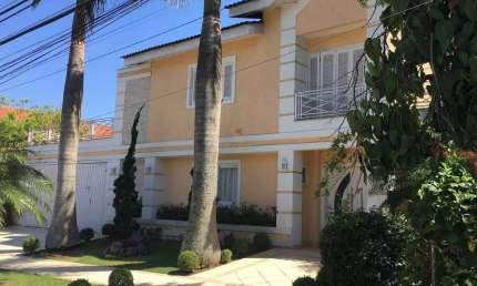 Alphaville 09 - Casa com 600m², 4 Suítes, 4 Vagas, Piscina, Hidromassagem, Adega