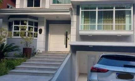 Alphaville 11 - Casa com 421m², 4 Suítes, Piscina, Churrasqueira, Lavabo, Lareir
