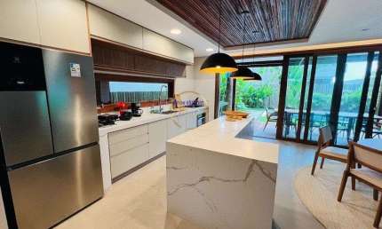 Se você busca por um lar de luxo em uma das regiões mais charmosas do Brasil, não pode deixar de conhecer esta casa em Arraial D'ajuda. Com seus 300m² de área útil, ela conta com 4 dormitórios, todos 