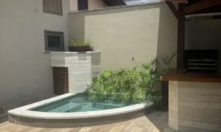 BELISSIMA CASA  NO CENTRO DE BERTIOGA PERTO DA PRAIA.