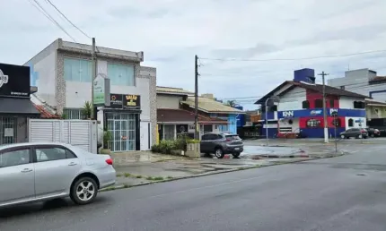 PREDIO COMERCIAL E RESIDENCIAL NO CENTRO DEBERTIOGA.