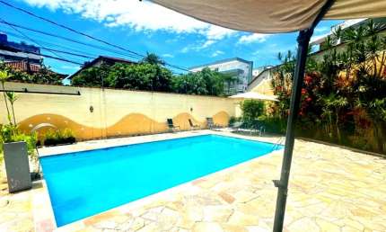 Oportunidade! Casa em Condomínio fechado a poucos metros da Praia.