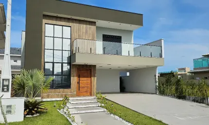 Linda Casa Alto Padrão  à Venda em Condomínio  na Cidade de Peruibe