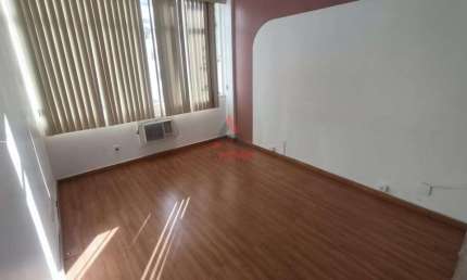 Excelente sala comercial no centro de Juiz de Fora com móveis!