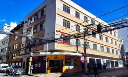Amplo e claro apartamento de 3 quartos com suíte na Rua Santo Antônio Centro Juiz de Fora