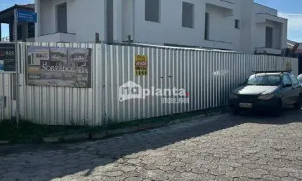 Sobrado à venda no Bairro Forquilhas em São José-SC, com 3 quartos, 1 suíte, 2 vagas