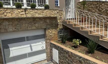 Casa Espaçosa e Moderna na Chácara Santo Antônio: 4 Quartos, 1 Suíte, 3 Salas, 4 Banheiros, 3 Vagas de Garagem.