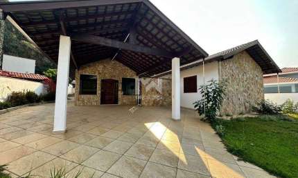 Casa térrea com edícula a venda em frente ao lago no condomínio Vista Alegre Sede