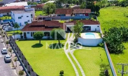 Casa | Centro (Schroeder) | 4 quartos (2 suítes) | 271m²