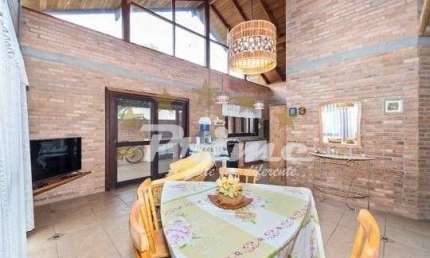 Casa com Jardim á Venda no José Amândio - bombinhas/SC