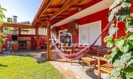 Casa com Piscina á Venda no Bairro Zimbros - Bombinhas/SC