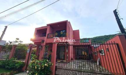 Casa de 4 Dormitórios á Venda no Bairro Mariscal - Bombnhas/SC