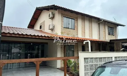 Sobrado Geminado á Venda no Bairro Zimbros - 200m do Mar - Bombinhas/SC