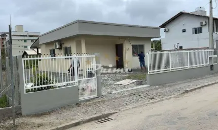 Casa com 2 quartos à venda em Bombas, Bombinhas 