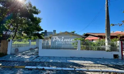 Casa de 4 Quartos à Venda no Bairro Zimbros - Bombinhas/SC