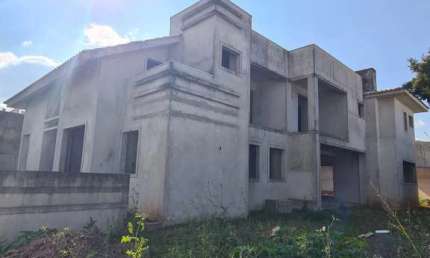 Casa a ser terminada.  Imóvel com potencial comercial.