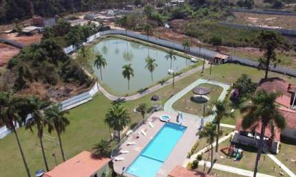 Sitio tem 15 mil metros com: 25 quartos, 33 banheiros, total 3 casas e 12 suítes em chalés, Piscina semi olímpica com escorregador, campo de futebol e vôlei, churrasqueira, salão de festa, salão de jo