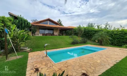 Maravilhosa chacara na cidade de atibaia - 3 dormitórios, piscina, espaço gourmet e 1000m² de terreno. condomínio de chácaras pararanga - laranjal - atibaia/sp