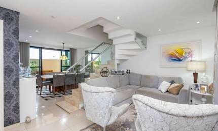 Sobrado Triplex com 3 dormitórios à venda, 129 m² por R$ 900.000,00 - Bacacheri - Curitiba/PR