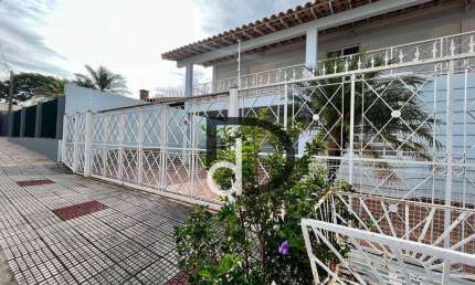 Casa com 3 Quartos e 4 banheiros à Venda, 302 m² por R$ 980.000