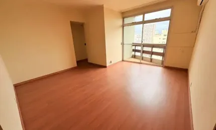 Na quadra da paraia! apartamento em andar alto com varanda, vista livre, condomínio com lazer - 1 vaga