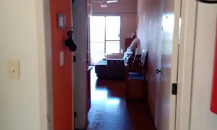 Amplo apartamento repleto de armários e com sacada e linda vista