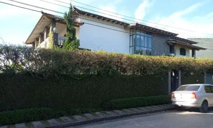 CASA DE ALTO PADRÃO COM 4 DORMITÓRIOS SENDO 3 SUÍTE - CENTRO - JACAREÍ