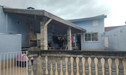 Casa com 2 dormitórios amplo quintal com espaço gourmet. Excelente local