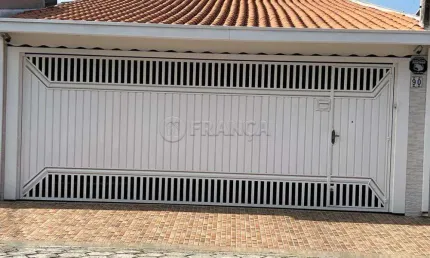 Casa com 4 dormitórios ao lado do centro de Jacareí !!!